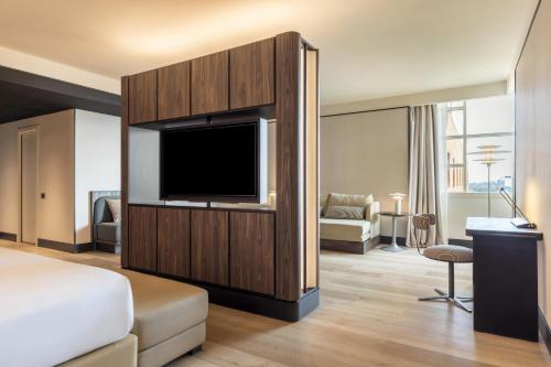 Habitación Alcove Executive con cama extragrande del hotel Hilton Rome Airport. Foto 5