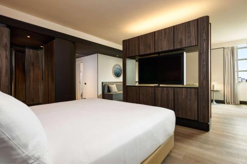 Habitación Alcove Executive con cama extragrande del hotel Hilton Rome Airport. Foto 6