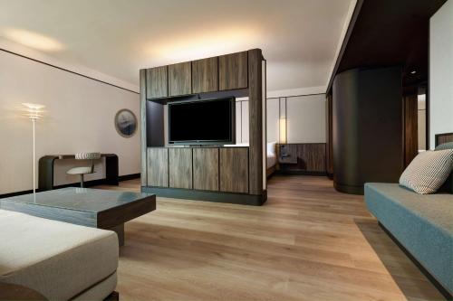 Habitación Alcove Executive con cama extragrande del hotel Hilton Rome Airport. Foto 7