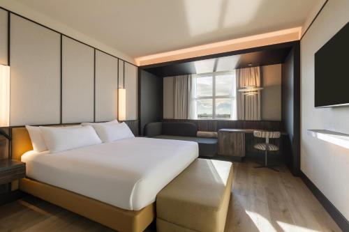 Habitación con cama extragrande del hotel Hilton Rome Airport. Foto 3