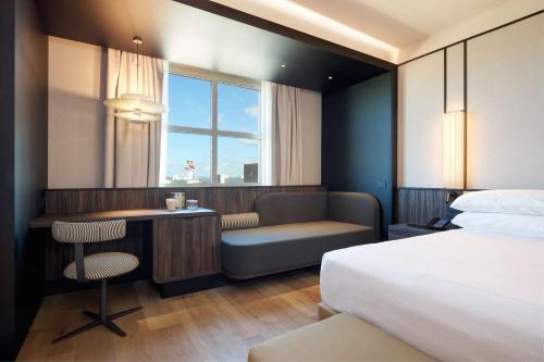 Habitación Executive con cama extragrande del hotel Hilton Rome Airport. Foto 1