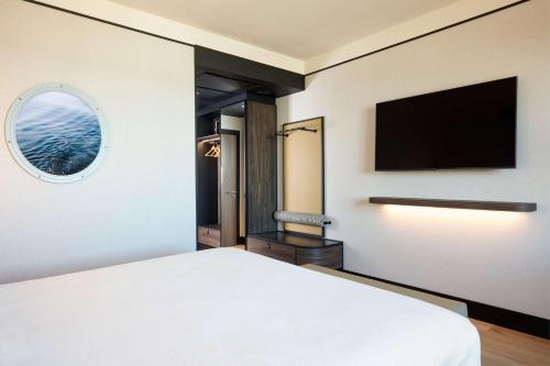 Habitación Executive con cama extragrande del hotel Hilton Rome Airport. Foto 4