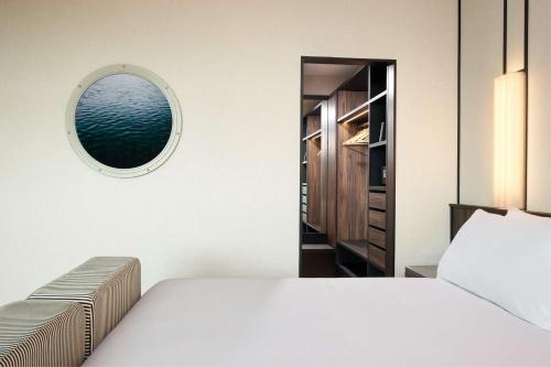 Habitación Familiar Executive con cama extragrande y acceso al salón del hotel Hilton Rome Airport. Foto 1