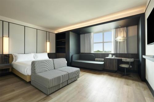 Habitación Familiar Executive con cama extragrande y acceso al salón del hotel Hilton Rome Airport. Foto 2
