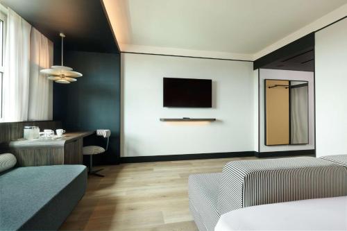 Habitación Familiar Executive con cama extragrande y acceso al salón del hotel Hilton Rome Airport. Foto 3