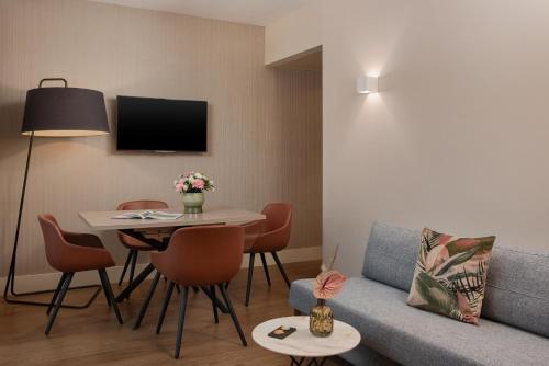 Suite con terraza y cama supletoria del hotel Nh Roma Villa Carpegna. Foto 2