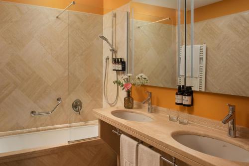 Suite con terraza y cama supletoria del hotel Nh Roma Villa Carpegna. Foto 6