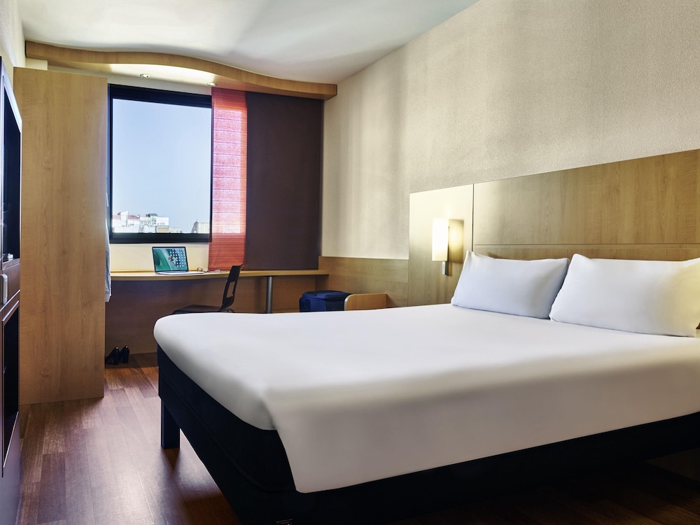 Habitación para una o dos personas equipada con la nueva ropa de cama del hotel Ibis Barcelona Centro Sagrada Familia