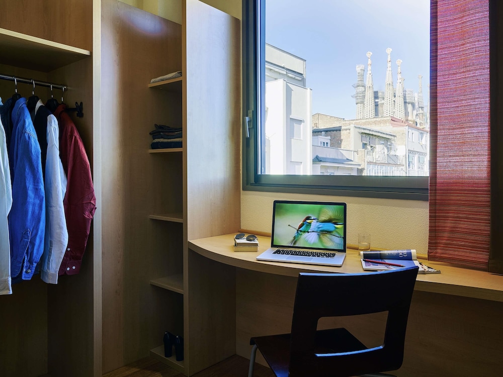 Habitación para una o dos personas equipada con la nueva ropa de cama del hotel Ibis Barcelona Centro Sagrada Familia. Foto 1