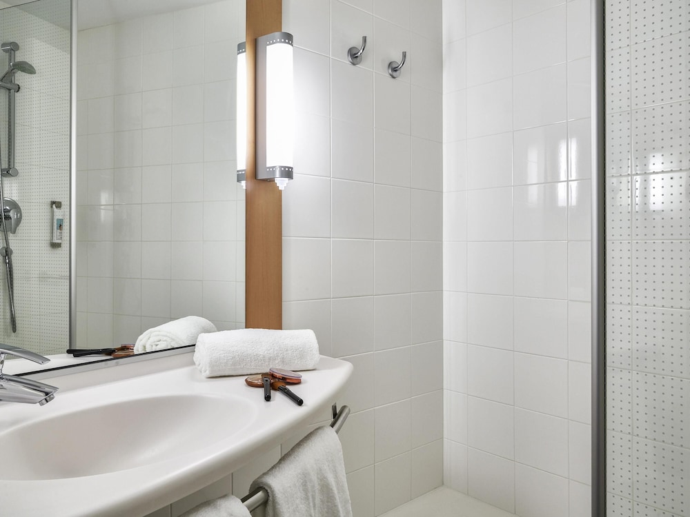 Habitación para una o dos personas equipada con la nueva ropa de cama del hotel Ibis Barcelona Centro Sagrada Familia. Foto 2