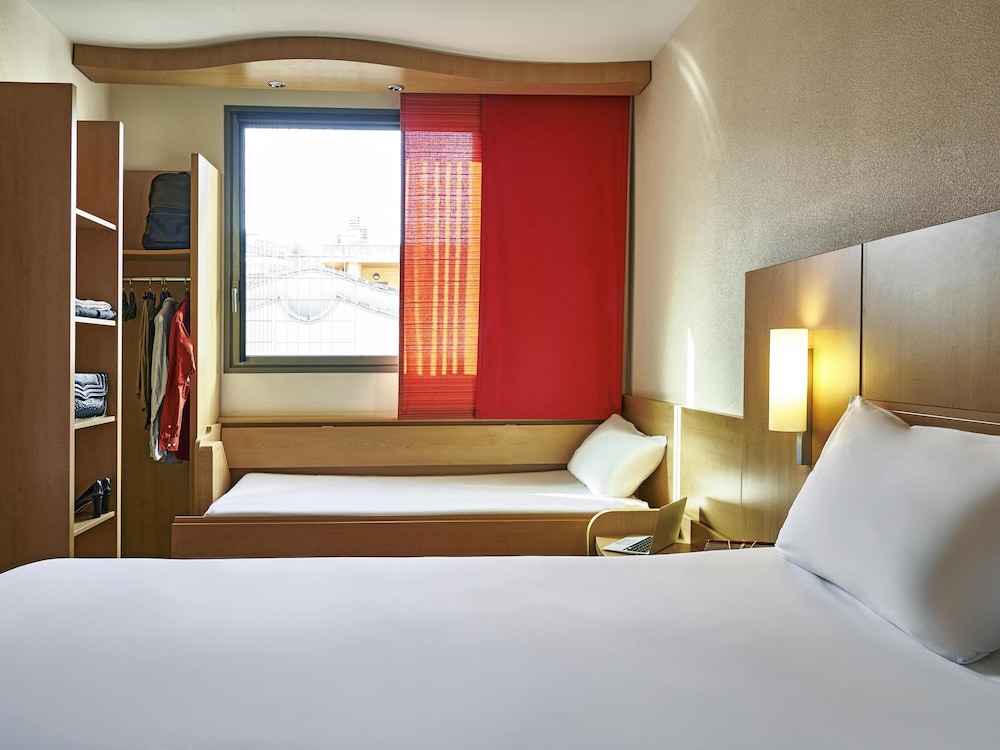 Habitación con 1 cama doble y 1 cama individual del hotel Ibis Barcelona Centro Sagrada Familia