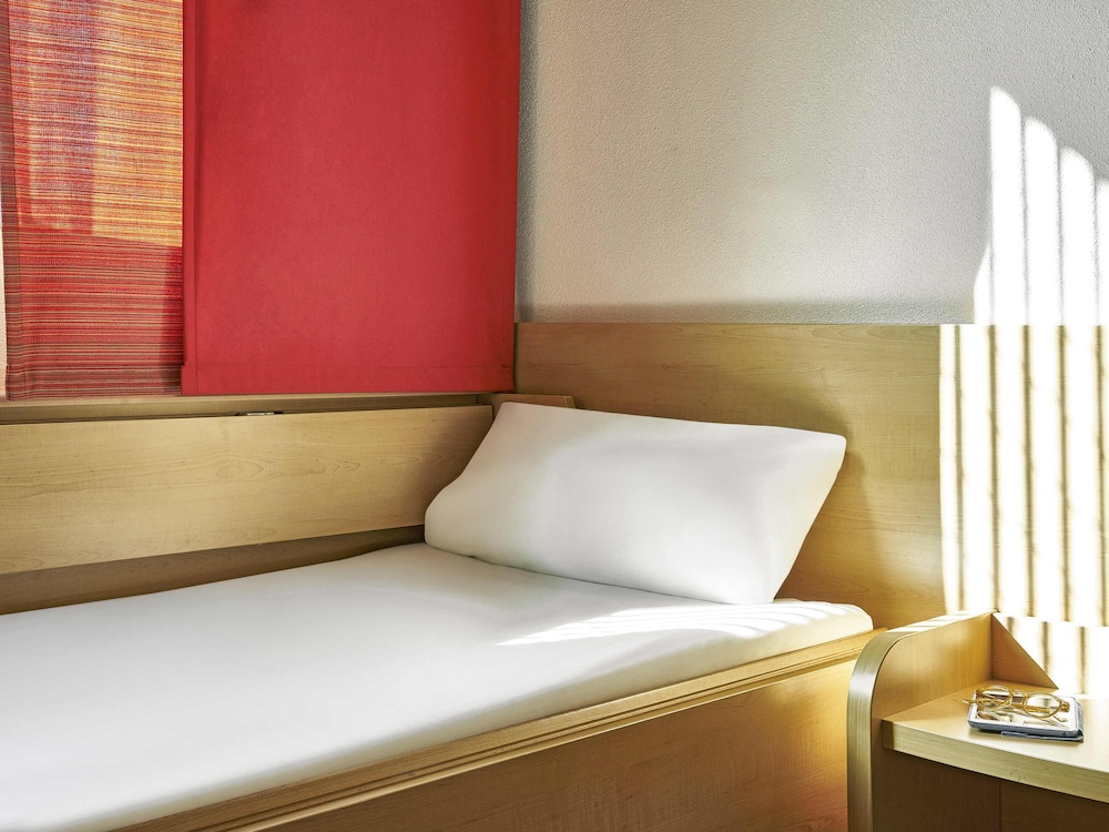 Habitación con 1 cama doble y 1 cama individual del hotel Ibis Barcelona Centro Sagrada Familia. Foto 4