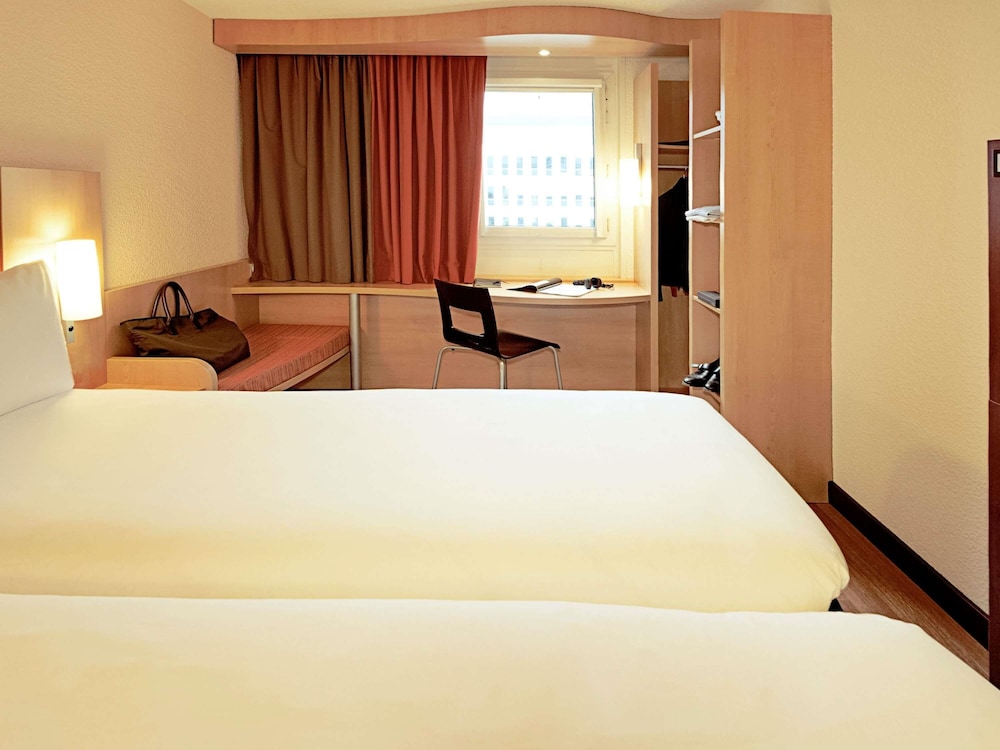 Habitación con 2 camas individuales para 1 a 2 personas equipada con la nueva cama ibis del hotel Ibis Barcelona Centro Sagrada Familia