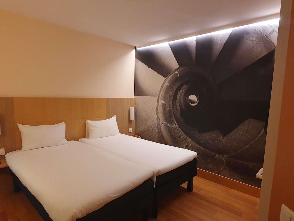 Habitación adaptada con 2 camas individuales para 1 - 2 personas equipada con la nueva cama del hotel Ibis Barcelona Centro Sagrada Familia