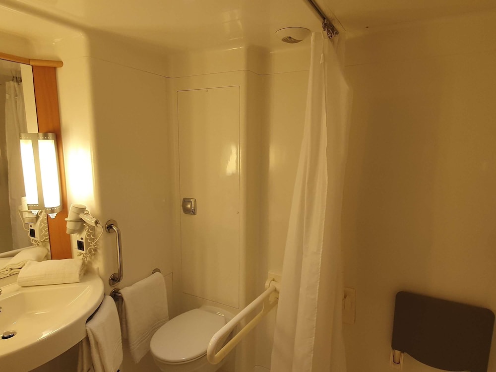 Habitación adaptada con 2 camas individuales para 1 - 2 personas equipada con la nueva cama del hotel Ibis Barcelona Centro Sagrada Familia. Foto 1