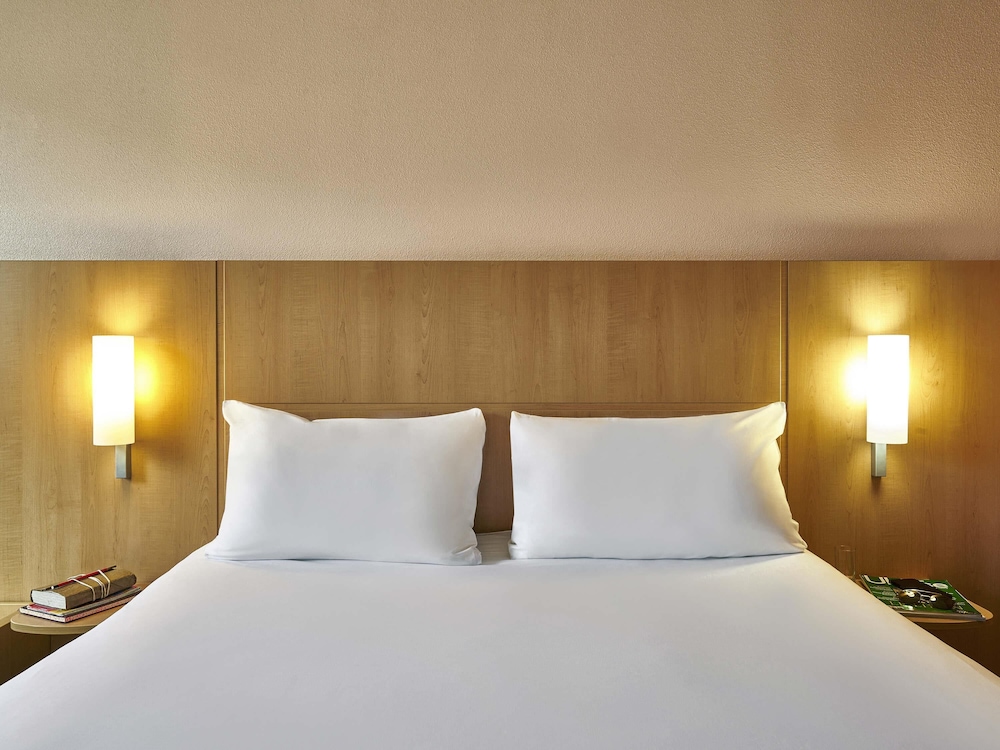 Habitación para una o dos personas equipada con la nueva ropa de cama del hotel Ibis Barcelona Centro Sagrada Familia. Foto 3