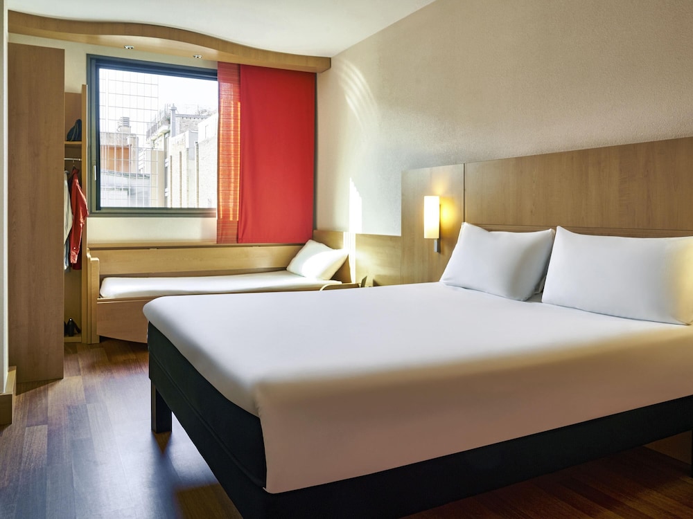 Habitación con 1 cama doble y 1 cama individual del hotel Ibis Barcelona Centro Sagrada Familia. Foto 1