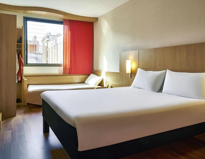 Habitación triple 1 Cama Individual 1 Cama doble del hotel Ibis Barcelona Centro Sagrada Familia. Foto 1