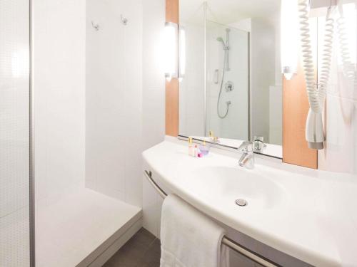 Habitación Doble con Cama supletoria del hotel Ibis Barcelona Santa Coloma. Foto 3