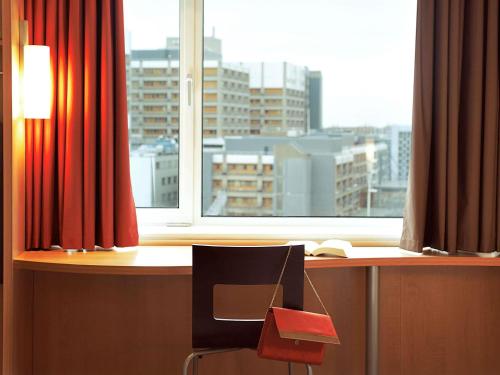 Habitación Triple Básica - 3 camas individuales del hotel Ibis Barcelona Santa Coloma. Foto 2