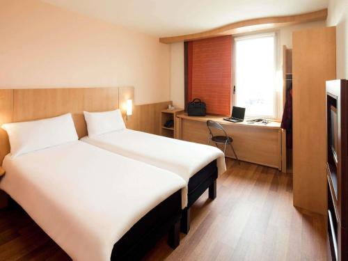 Habitación Triple Básica - 3 camas individuales del hotel Ibis Barcelona Santa Coloma. Foto 3