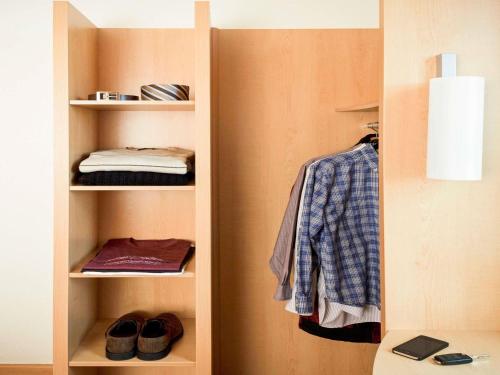 Habitación Doble con cama supletoria del hotel Ibis Barcelona Santa Coloma. Foto 3