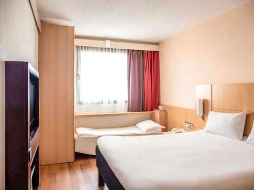 Habitación Doble con cama supletoria del hotel Ibis Barcelona Santa Coloma. Foto 5