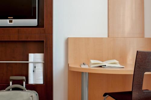 Habitación Doble con cama supletoria del hotel Ibis Barcelona Santa Coloma. Foto 9