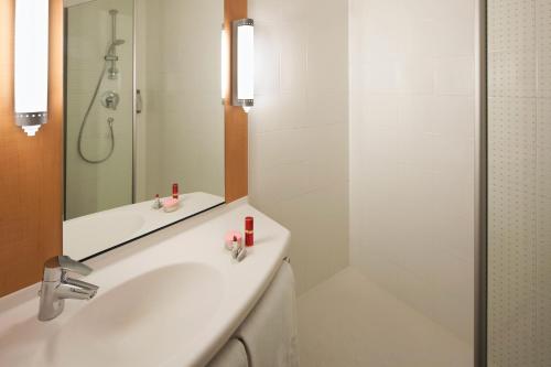 Habitación Doble con cama supletoria del hotel Ibis Barcelona Santa Coloma. Foto 12