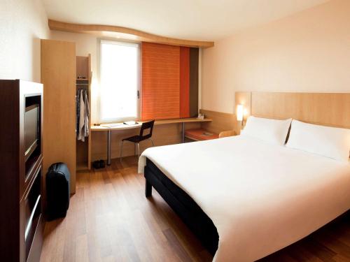 Habitación Doble Estándar del hotel Ibis Barcelona Santa Coloma. Foto 10