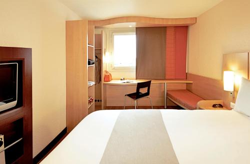 Habitación doble 1 Cama doble del hotel Ibis Barcelona Santa Coloma. Foto 9