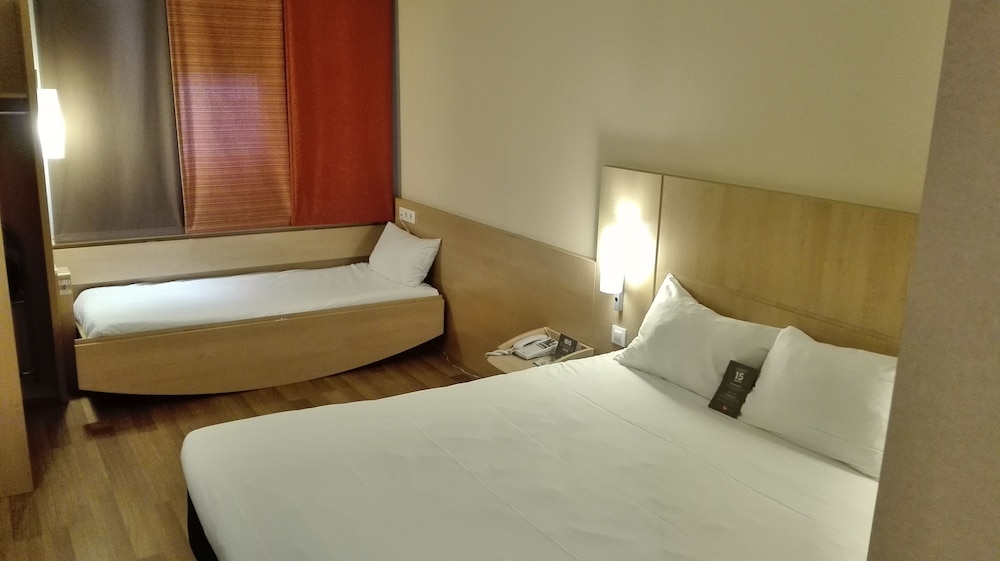 Habitación familiar (1 Double Bed and Extra Bed) del hotel Ibis Barcelona Ripollet. Foto 1