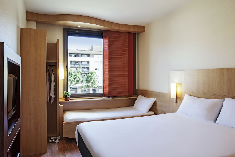 Habitación familiar (1 Double Bed and Extra Bed) del hotel Ibis Barcelona Ripollet. Foto 2