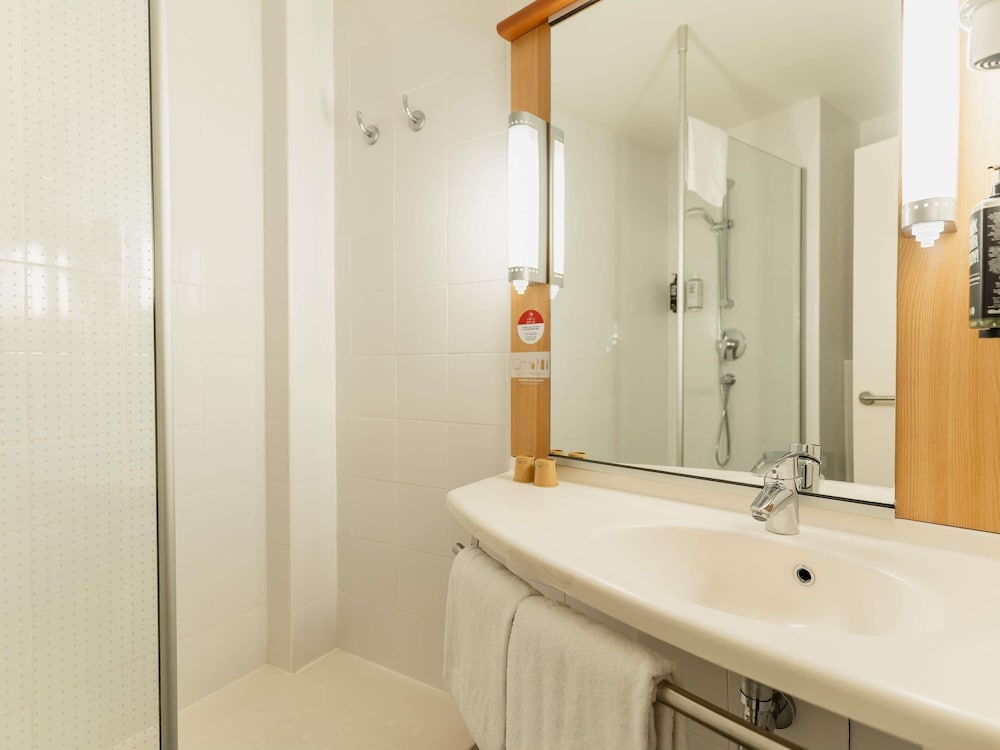 Habitación doble, 1 cama doble del hotel Ibis Barcelona Ripollet. Foto 6