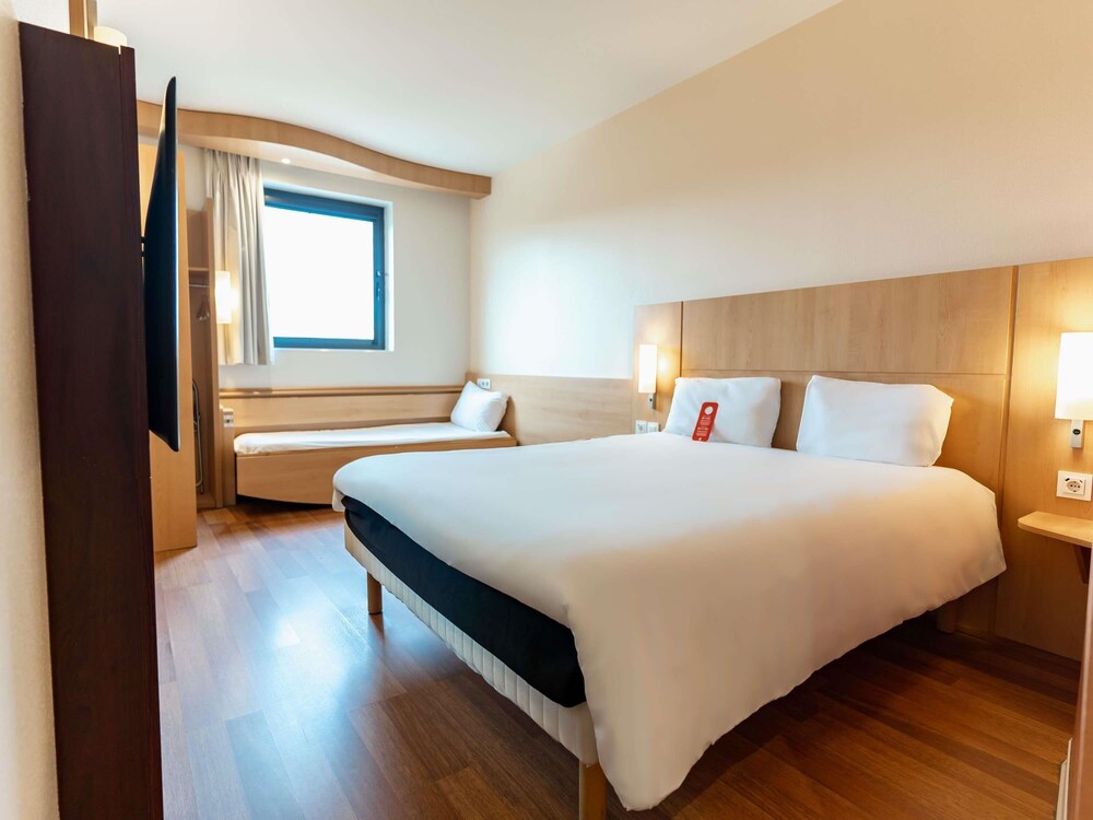 Habitación familiar (1 Double Bed and Extra Bed) del hotel Ibis Barcelona Ripollet. Foto 7