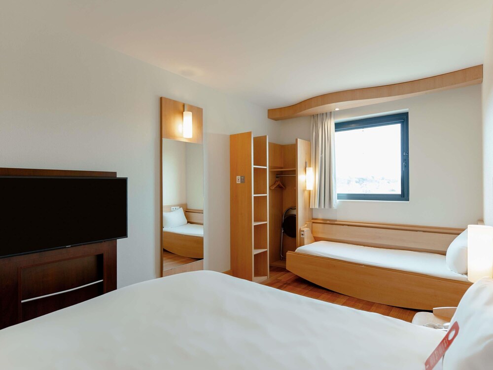 Habitación familiar (1 Double Bed and Extra Bed) del hotel Ibis Barcelona Ripollet. Foto 9