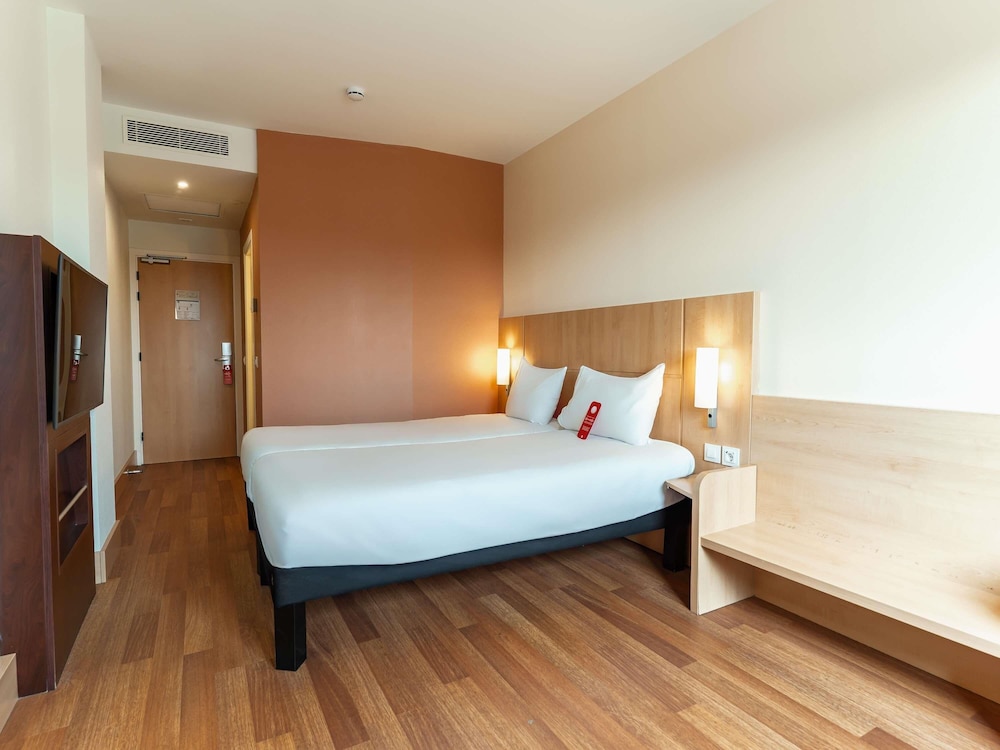 Habitación con 2 camas individuales, 2 camas individuales del hotel Ibis Barcelona Ripollet. Foto 6
