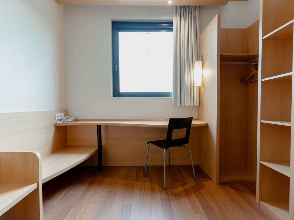 Habitación con 2 camas individuales, 2 camas individuales del hotel Ibis Barcelona Ripollet. Foto 7
