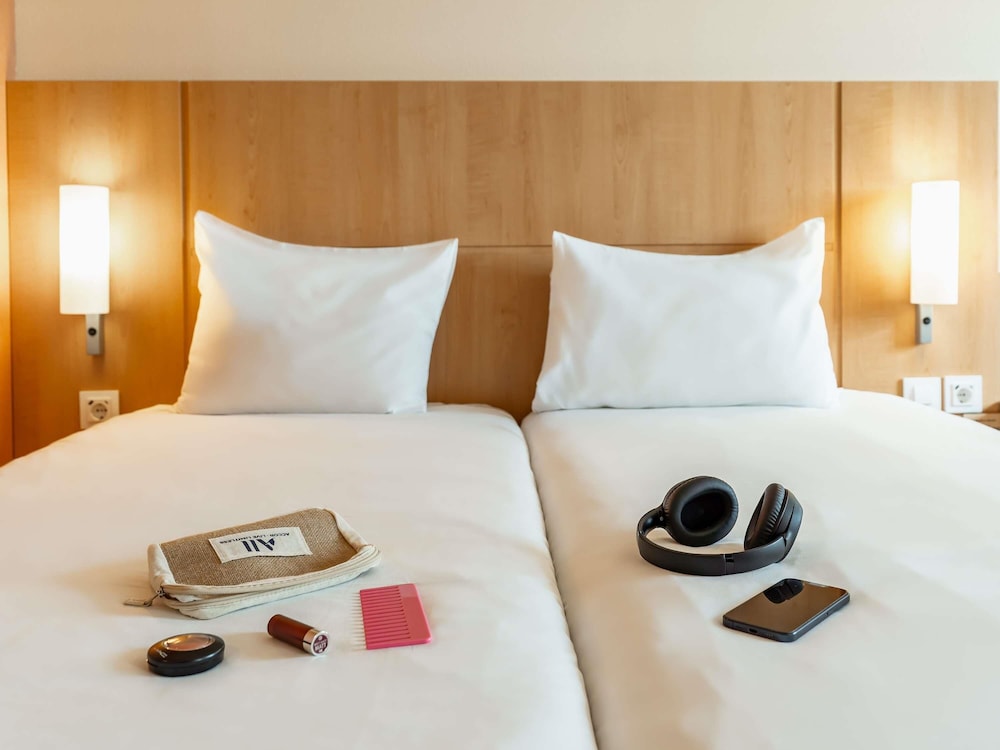 Habitación con 2 camas individuales, 2 camas individuales del hotel Ibis Barcelona Ripollet. Foto 8