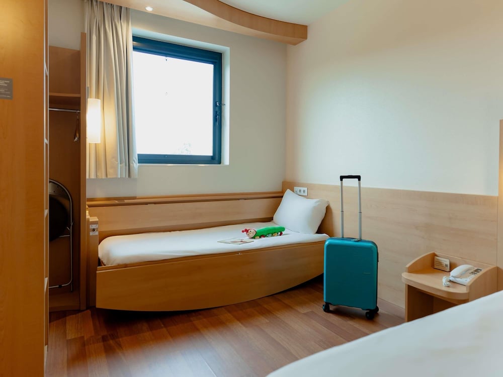 Habitación familiar (1 Double Bed and Extra Bed) del hotel Ibis Barcelona Ripollet. Foto 9