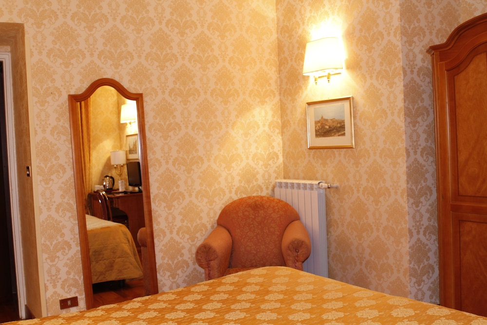Habitación doble del hotel Pace Helvezia. Foto 1