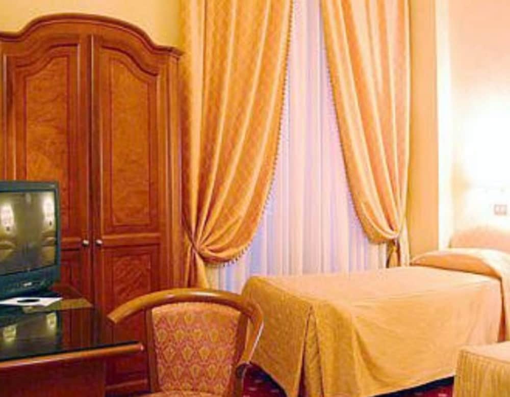 Habitación individual del hotel Pace Helvezia. Foto 2