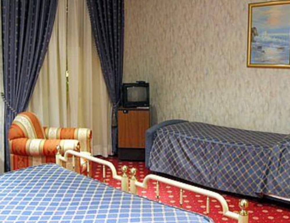 Habitación triple del hotel Pace Helvezia. Foto 1