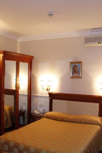 Habitación Triple del hotel Genio. Foto 1
