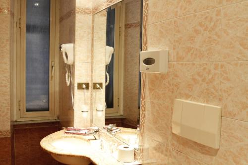 Habitación Triple del hotel Genio. Foto 4