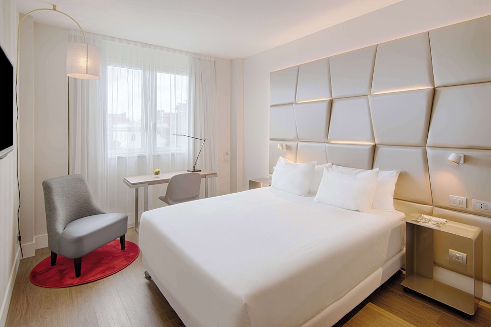 Habitación Premium (Extra Bed 2 adults + 1 child) del hotel Nh Collection Roma Centro. Foto 3