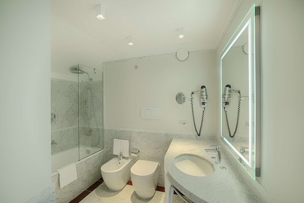 Suite (Duplex) del hotel Nh Collection Roma Centro. Foto 8