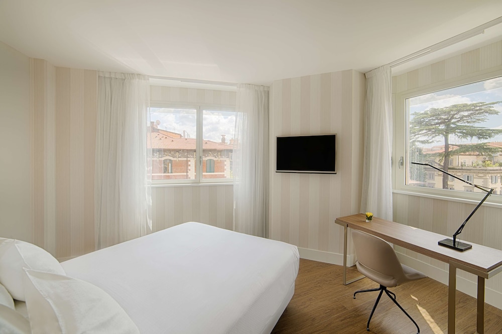 Suite junior (Extra Bed 2 Adults + 1 Child) del hotel Nh Collection Roma Centro. Foto 2