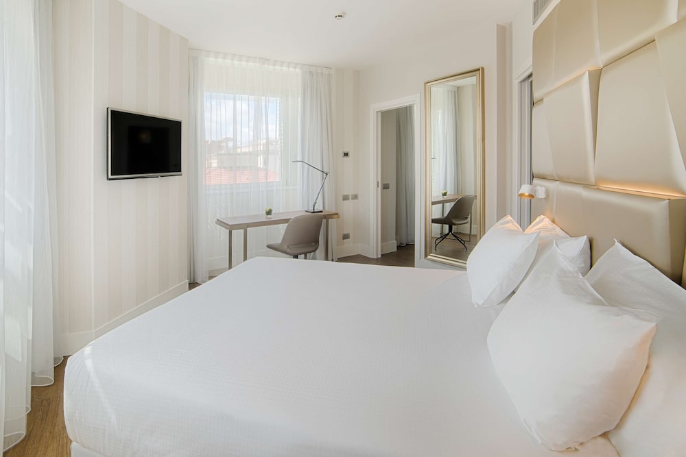 Suite junior (Extra Bed 2 Adults + 1 Child) del hotel Nh Collection Roma Centro. Foto 3