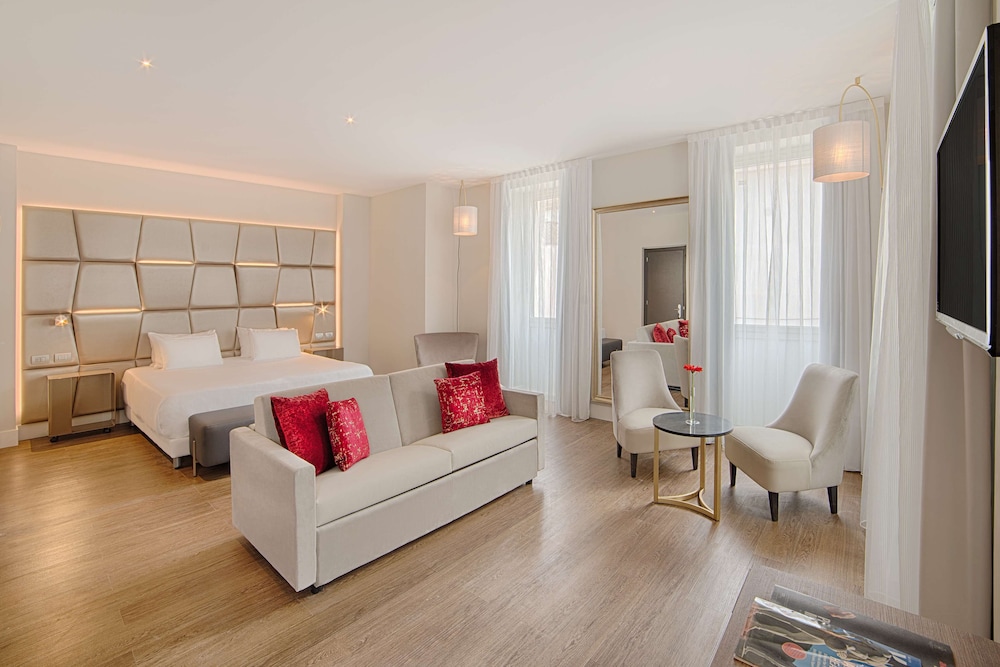 Suite junior (Extra Bed 2 Adults + 1 Child) del hotel Nh Collection Roma Centro. Foto 4